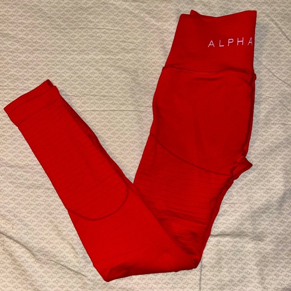 Alphalete Pants - RED - ALPHALETE OG REVIVAL LEGGINGS
Women’s high performance seamless leggings
